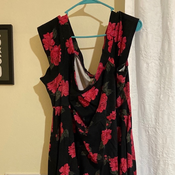 Red Roses - Picture 2 of 3